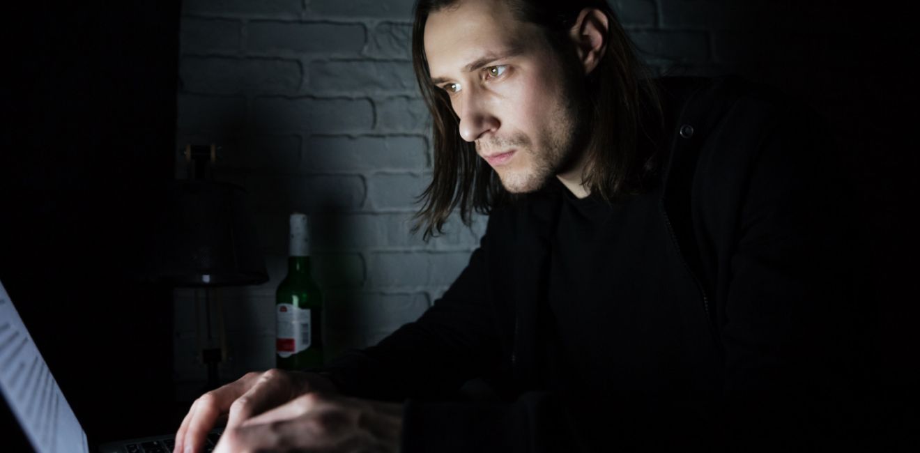 Comércio de Drogas na Internet: Como a Dark Web, Criptomoedas e Plataformas Digitais Transformaram o Mercado Ilícito