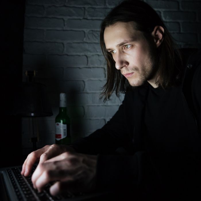 Comércio de Drogas na Internet: Como a Dark Web, Criptomoedas e Plataformas Digitais Transformaram o Mercado Ilícito